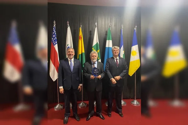 foto colorida. três homens de terno