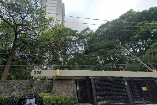 Imagem colorida mostra condomínio que foi invadido por quadrilha na região da Vila Sônia, em São Paulo - Metrópoles