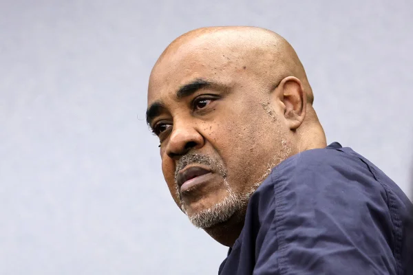 Imagem colorida de Duane "Keffe D" Davis no tribunal, usando roupa azul - Metrópoles