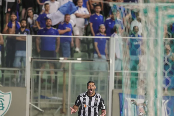 Hulk marca de falta, Atlético empata clássico e complica o Cruzeiro