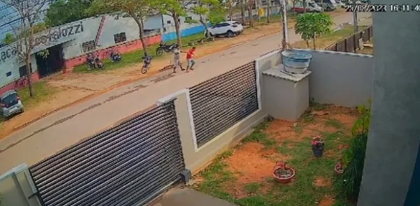 Imagem colorida de homens em luta corporal matou desafeto a pauladas- Metrópoles