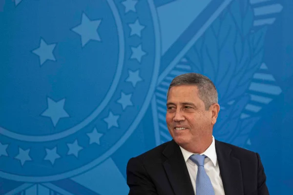 General Braga Netto sorri durante coletiva em brasília - metrópoles