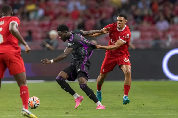 Foto colorida de Alphonso Davies e Alexander-Arnold - Metrópoles