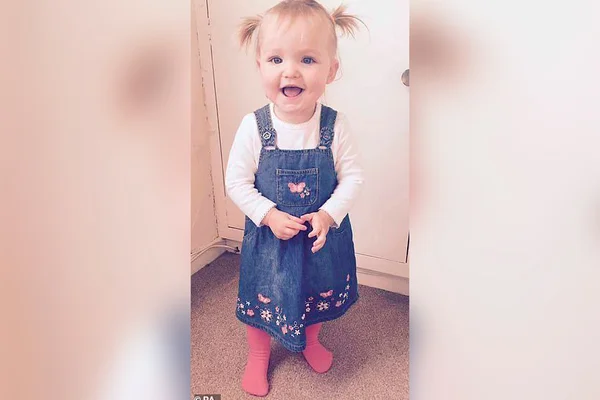 Casal é condenado por prender bebê em uma “jaula” na Inglaterra