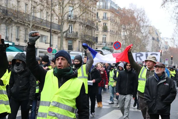 Coletes amarelos fazem novo protesto na França