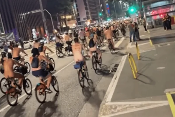 "Pedalada Pelada": manifestação reúne ciclistas nus em SP