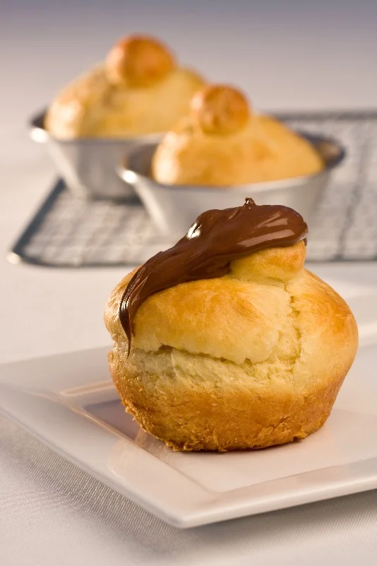 Faça um brioche com geleia de damasco e cobertura de creme de avelã
