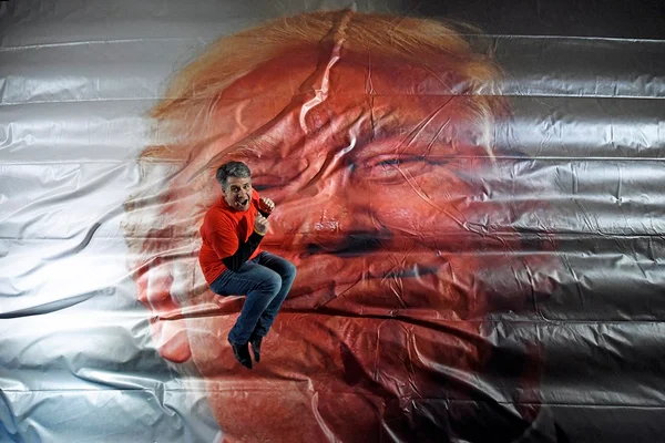 Galeria na Irlanda do Norte oferece salto sobre foto de Donald Trump