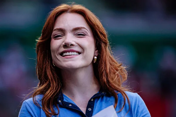 Mariana Lo Turco em foto colorida, sorrindo - Metrópoles