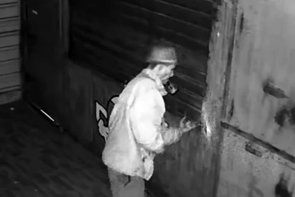 Bandido invade e furta quiosque no DF