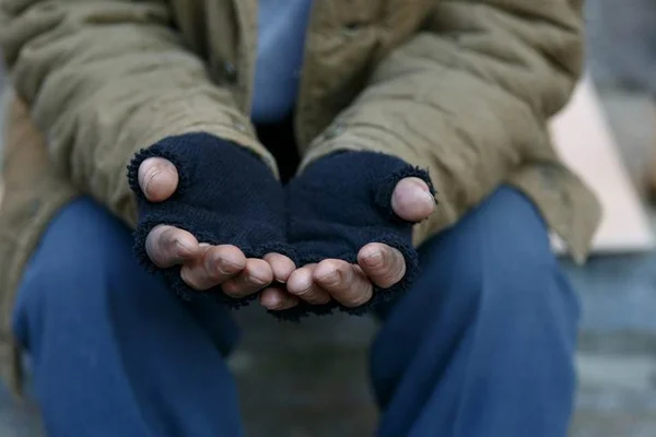 Campanha pede que pessoas não ajudem moradores de rua