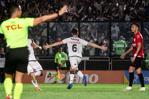 Imagem colorida de Lucas Piton comemorando gol