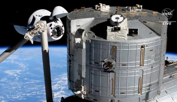 Astronautas chegam à estação espacial a bordo da cápsula da SpaceX