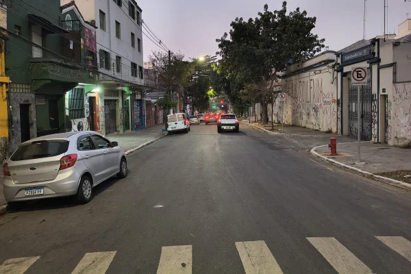 Imagem mostra rua em São Paulo - Metrópoles