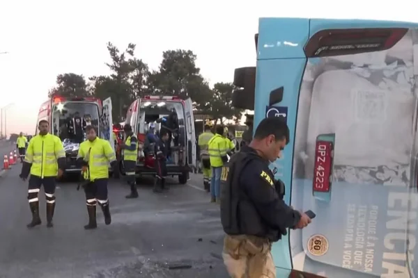 Ônibus tomba na BR-040 e 16 ficam feridos em Ribeirão das Neves (MG)
