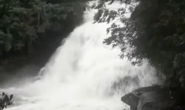 Vídeo. Três pessoas morrem após tromba d’água em cachoeira