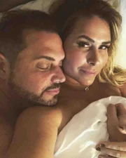 No vídeo, os dois pedem por patrocínio já que são um "casal hétero"