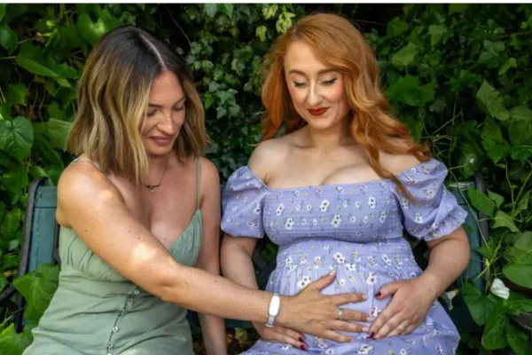 foto colorida duas mulheres brancas e uma delas gravida