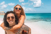 Em 2016, Whindersson e a cantora Luísa Sonza começaram a namorar. Após dois anos, anunciaram o casamento Em 2016, Whindersson e a cantora Luísa Sonza começaram a namorar. Após dois anos, anunciaram o casamento
