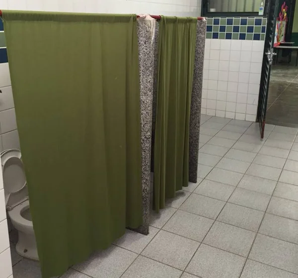 Apresentador mostra banheiro do Aeroporto de Brasília tomado por fezes