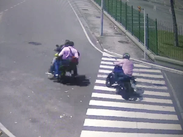 Assalto a joalheria termina com tiroteio em avenida movimentada