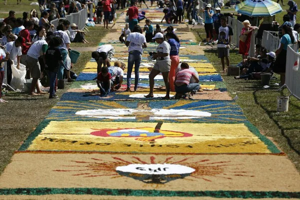 Corpus Christi: fiéis confeccionam tapete para procissão na Esplanada