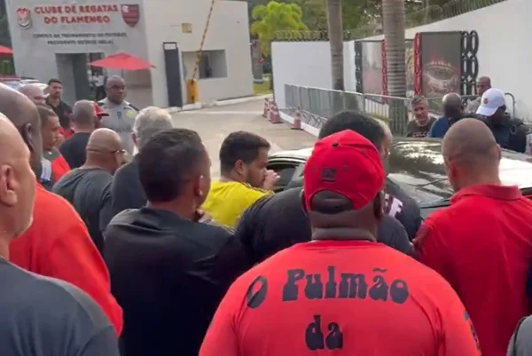 Torcida recebe jogadores com protesto no CT no Flamengo. Veja