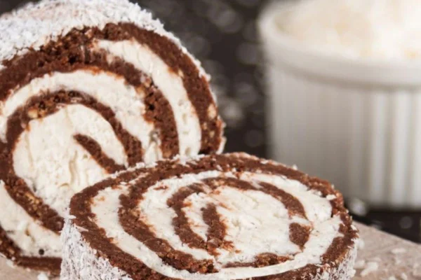 Rocambole de chocolate com coco ralado