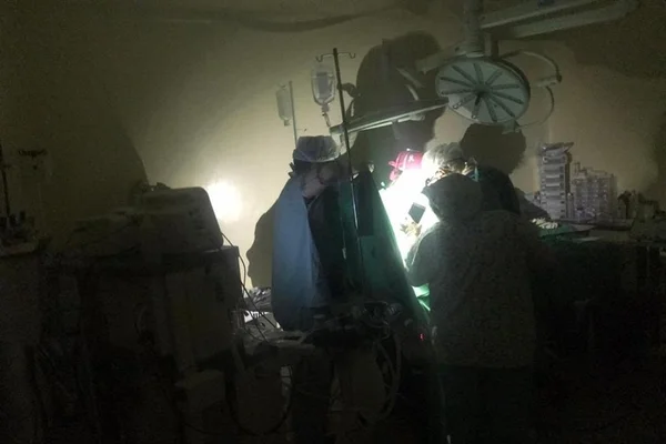 Gambá provoca apagão e cirurgia é realizada à luz de celulares
