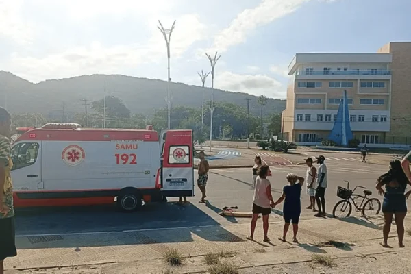 Imagem colorida de uma ambulância aberta com diversas pessoas em volta socorrendo uma mulher afogada - Metrópoles