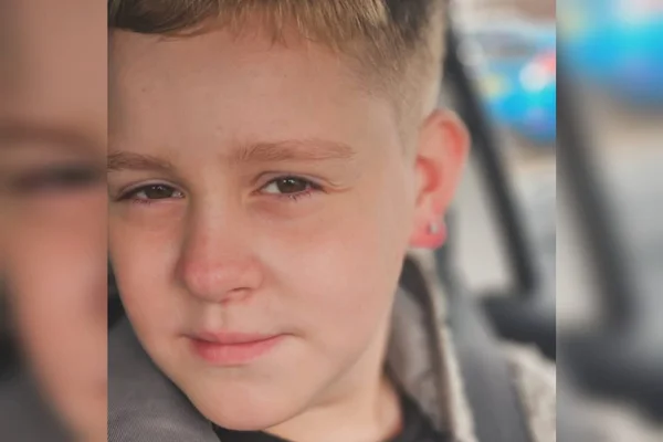 Foto mostra um menino que teve meningite e acabou tendo um AVC (2)
