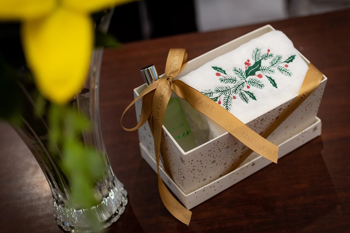 Caixa com toalha de Natal e aromatizador de ambiente, da Trousseau - R$ 306 Caixa com toalha de Natal e aromatizador de ambiente, da Trousseau - R$ 306