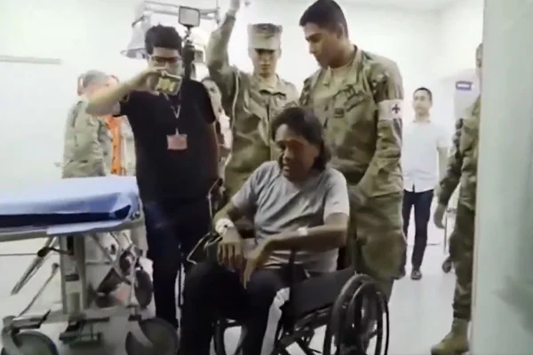 Homem sentado na cadeira de rodas