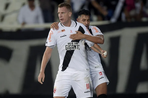Foto colorida de Maxi López e Andrés Rios, quandoa atuaram juntos no Vasco, em 2018 - Metrópoles