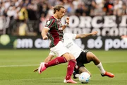 Disputa de bola na partida entre Corinthians e Fluminense Disputa de bola na partida entre Corinthians e Fluminense