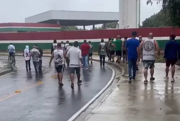 Vídeo: torcedores do Fluminense protestam em frente ao CT do clube
