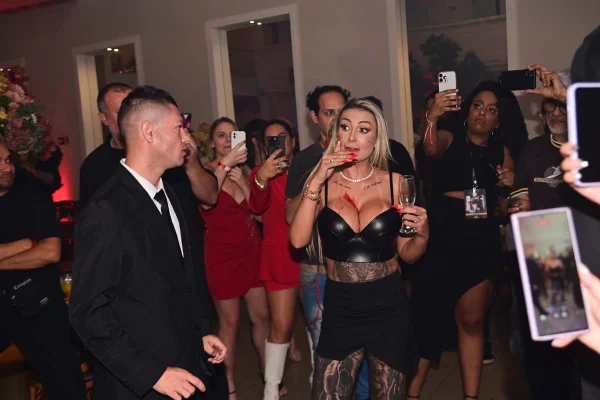 Andressa Urach leva pontos no rosto após pancadaria com Juju Ferrari