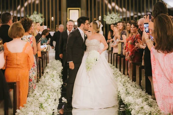 Daniela Bittar e Lucas Borges unem laços em casamento romântico