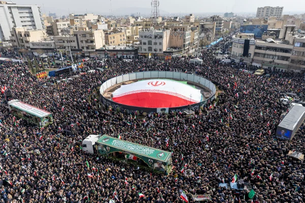 Funerais são realizados para membros da Guarda Revolucionária Islâmica do Irã (IRGC) e outras figuras militares na Praça Enghelab, em 11 de março de 2026, em Teerã, Irã