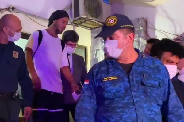 Ronaldinho deixa prisão