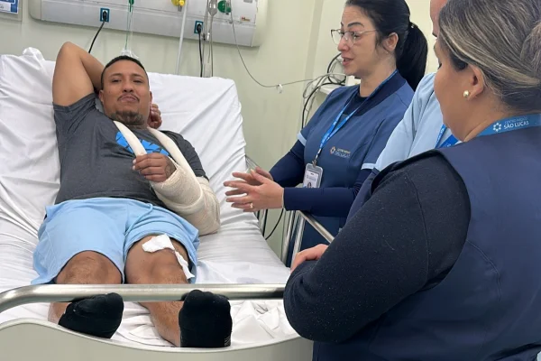 Imagem colorida de cantor gospel na cama de hospital. Metrópoles