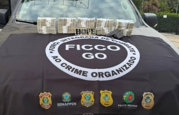 Mochila com R$ 1 milhão é encontrada durante abordagem policial em GO