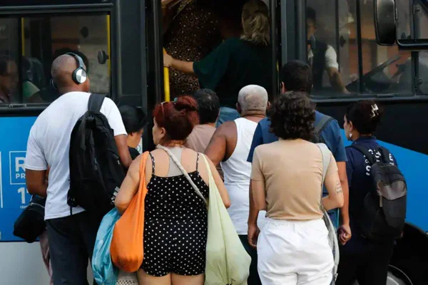 Foto colorida de ônibus no Rio de Janeiro - Metrópoles