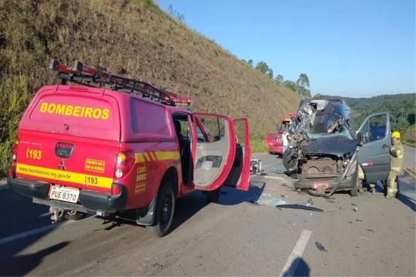 Mulher morre e 16 ficam feridos após sequência de acidentes em Minas