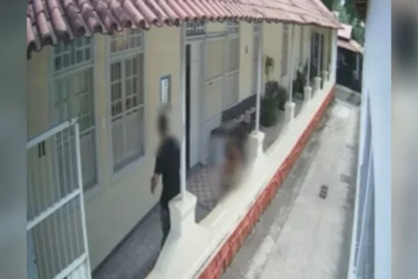 Homem é preso ao perseguir ex até delegacia enquanto ela o denunciava