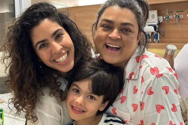 Bela Gil com a irmã Preta e o filho Nino - metrópoles