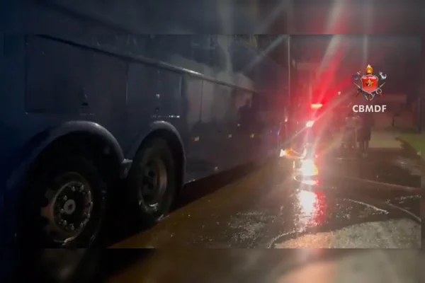 ônibus pega fogo em Arapoanga