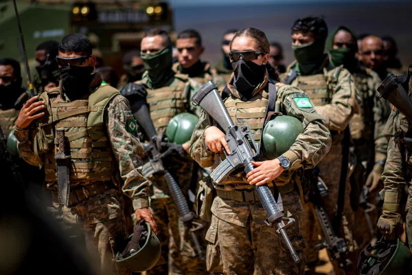 Operação Formosa também é a primeira a contar com mulheres. Dos 3.000 militares em treinamento, 73 são soldados fuzileiros navais femininas formados neste ano — e executam as mesmas funções que seus pares de sexo masculino - Alistamento Feminino