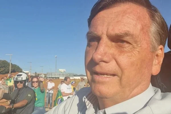 Ao lado de Zambelli, Bolsonaro participa de motociata em Uberlândia