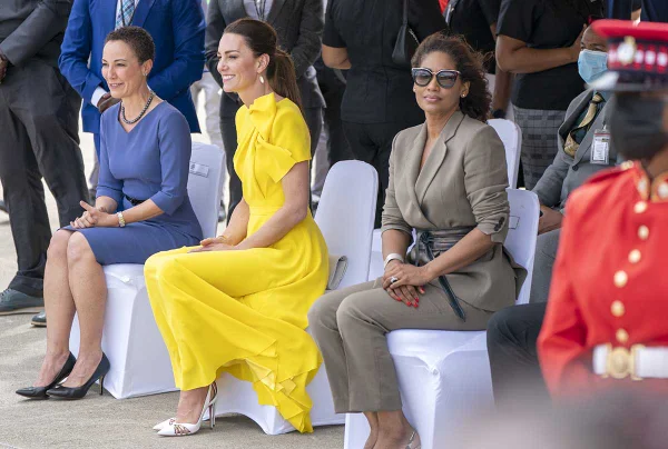 mulheres sentadas em cerimônia